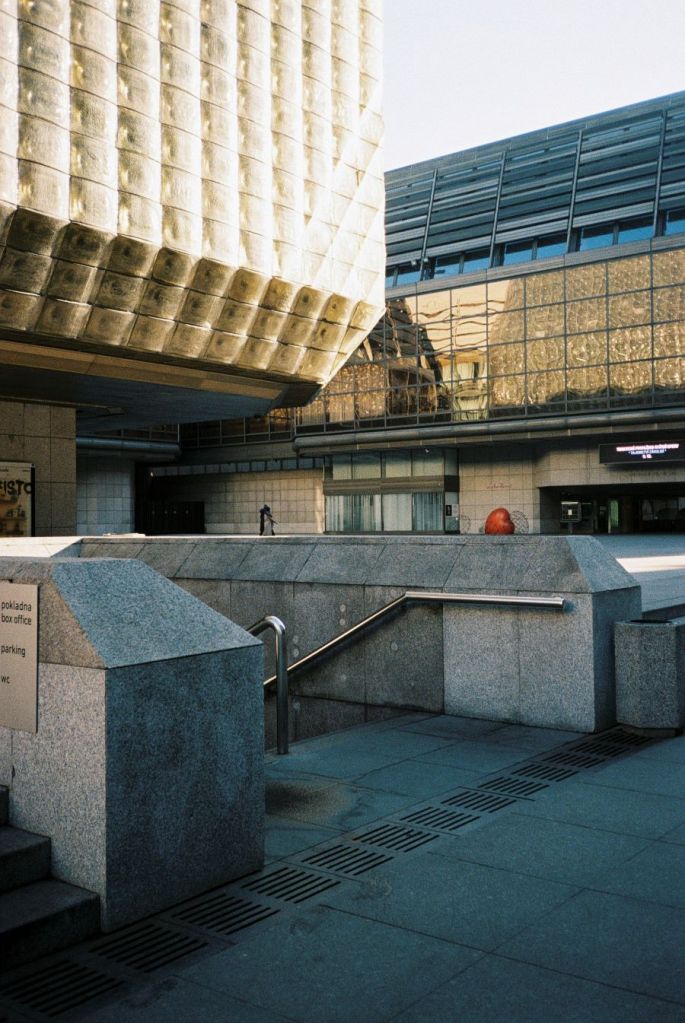 Detailansicht eines brutalistischen Gebäudes in Prag