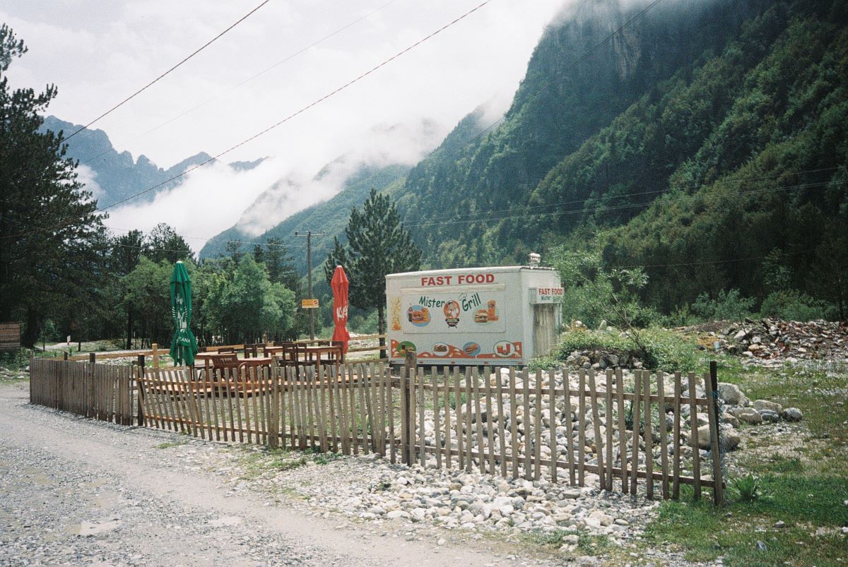 Fast Food Grill in den albanischen Alpen