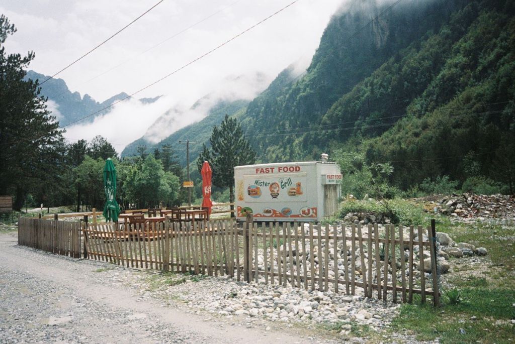 Fast Food Grill in den albanischen Alpen