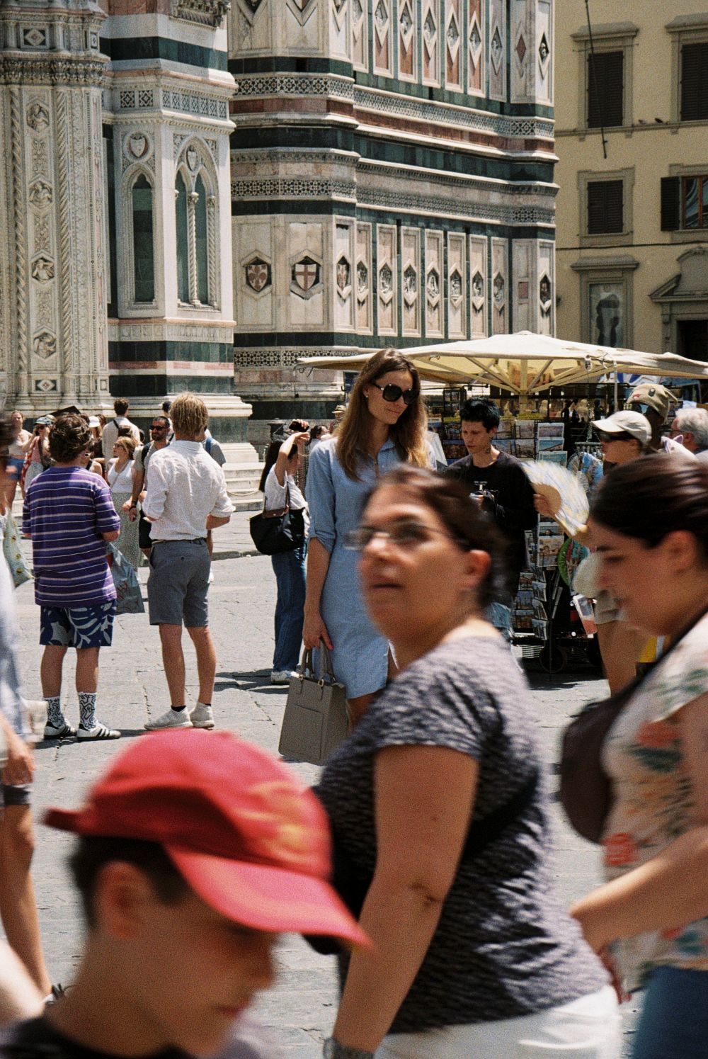 Frau mit Tasche vor Kathedrale in Florenz