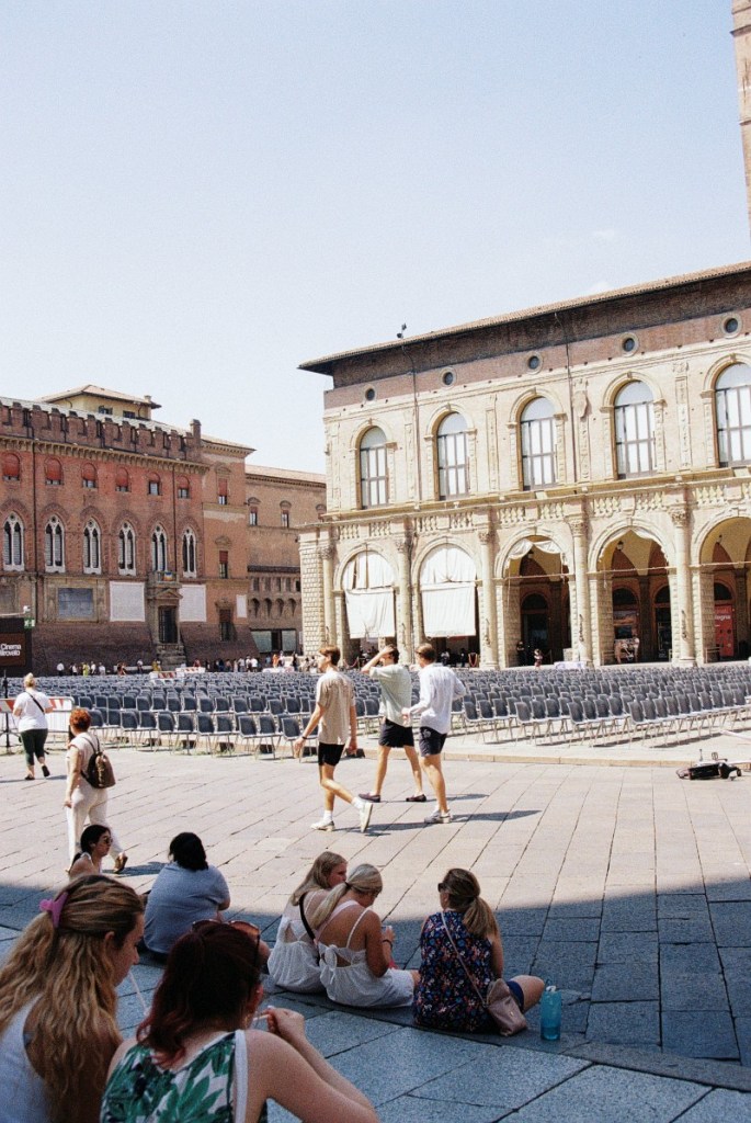 Jungendliche auf dem Piazza in Bologna