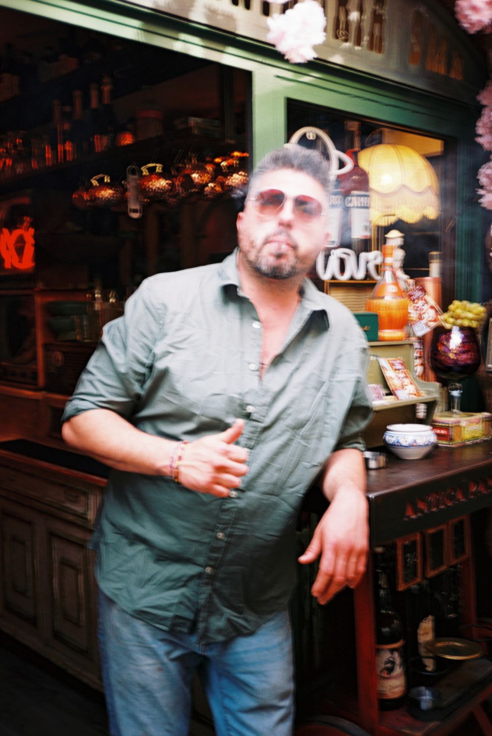 Barmann mit Zigarre im Mund