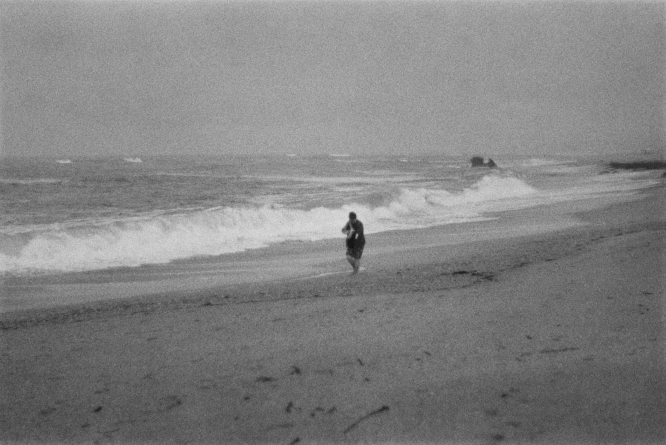 Person am Strand lang laufend
