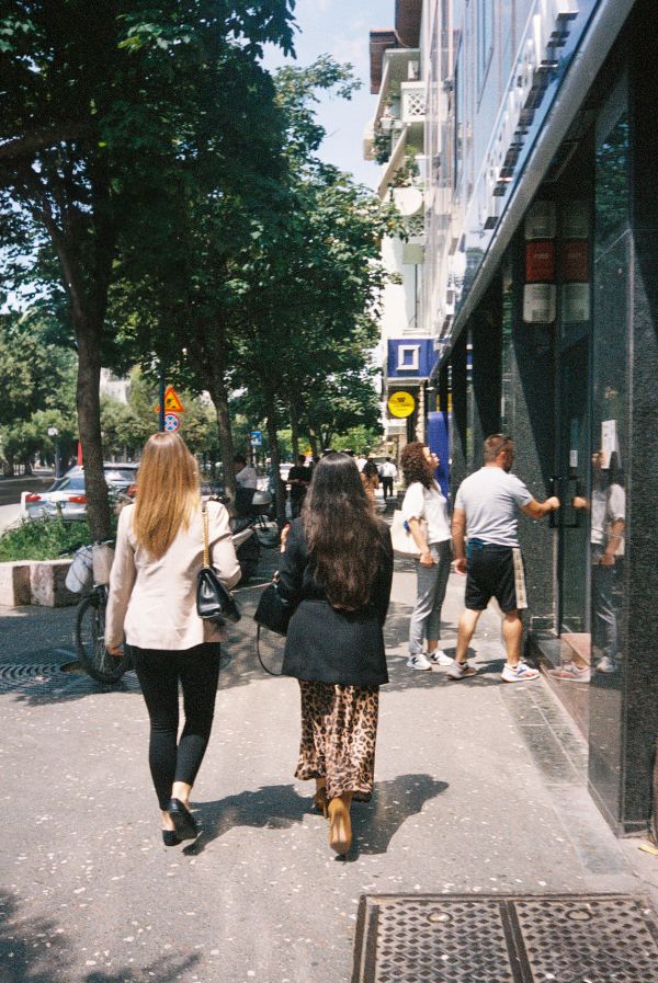 Zwei Frauen von hinten auf einer Straße