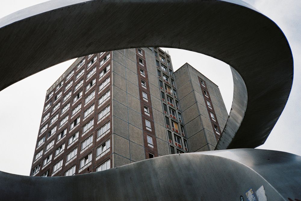 Blick auf einen Plattenbau in Leipzig Grünau