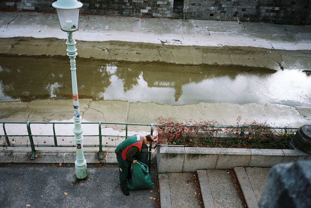 Mann der Mülleimer in Wien leert.