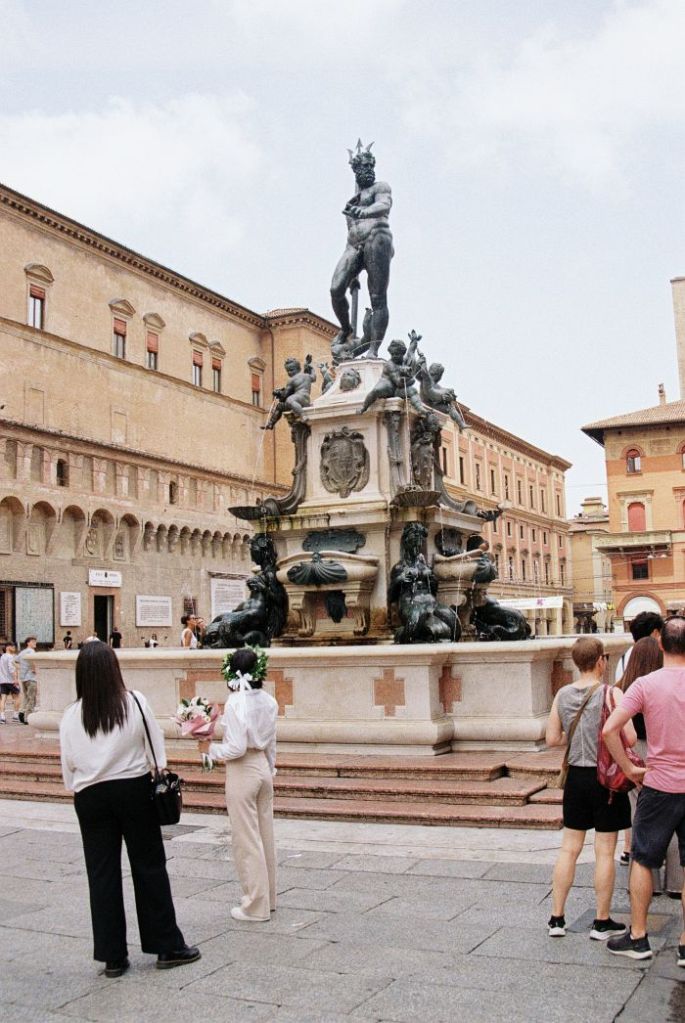 Menschen auf einem Piazza in Bologna
