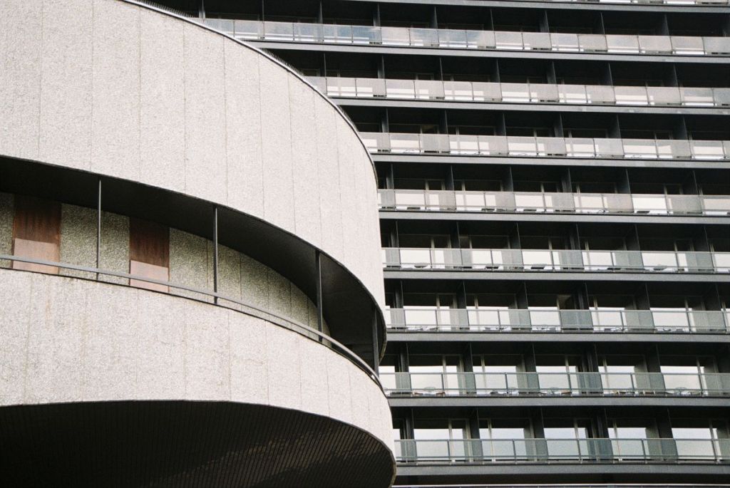 Nahaufnahmen des brutalistischen Gebäudes Hotel Thermal in Karlsbad