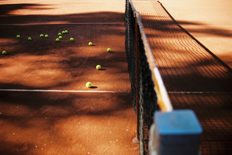 Tennisplatz mit Netz und Bällen