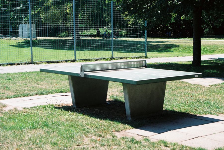 Tischtennisplatte im Park